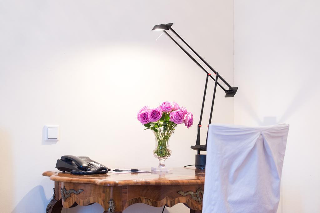 Dirazi Guesthouse & Apartments Gmbh Frankfurt am Main ภายนอก รูปภาพ
