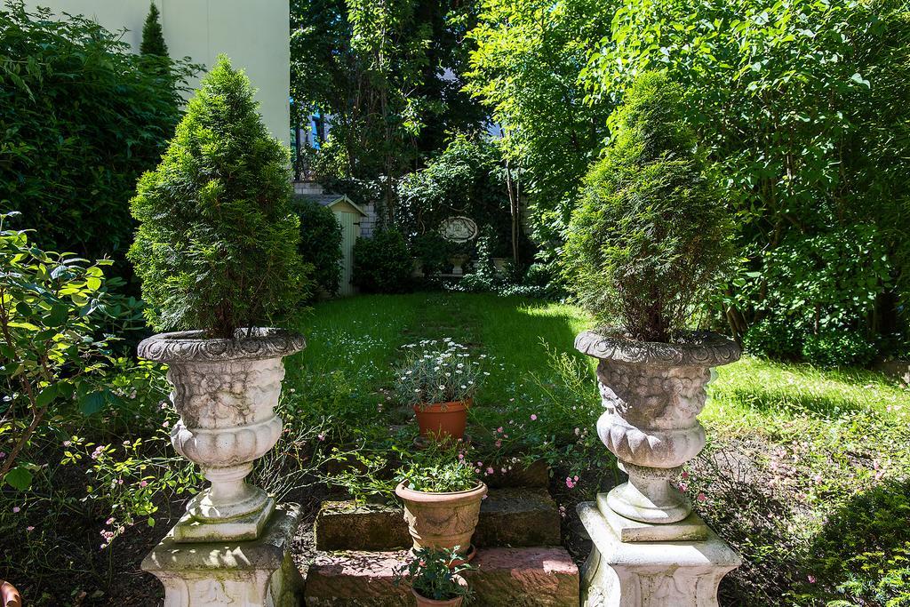 Dirazi Guesthouse & Apartments Gmbh Frankfurt am Main ภายนอก รูปภาพ